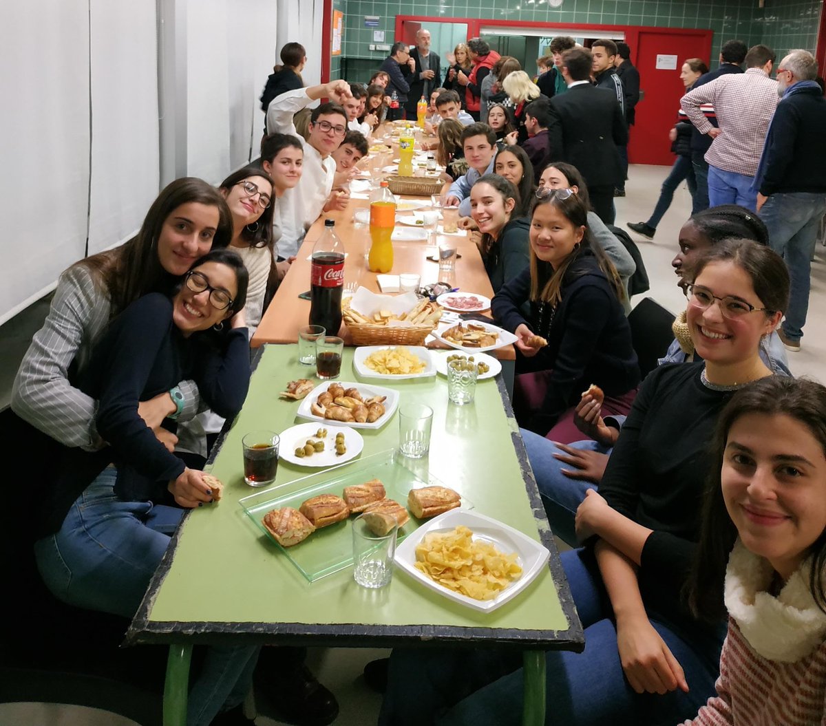InsMBlancafort's tweet photo. Aquesta tarda els alumnes de #2ndebatxillerat han exposat els seus treballs de recerca. Felicitats a tots per la feina feta! #TR #TRECS https://t.co/JbSlEDITDx