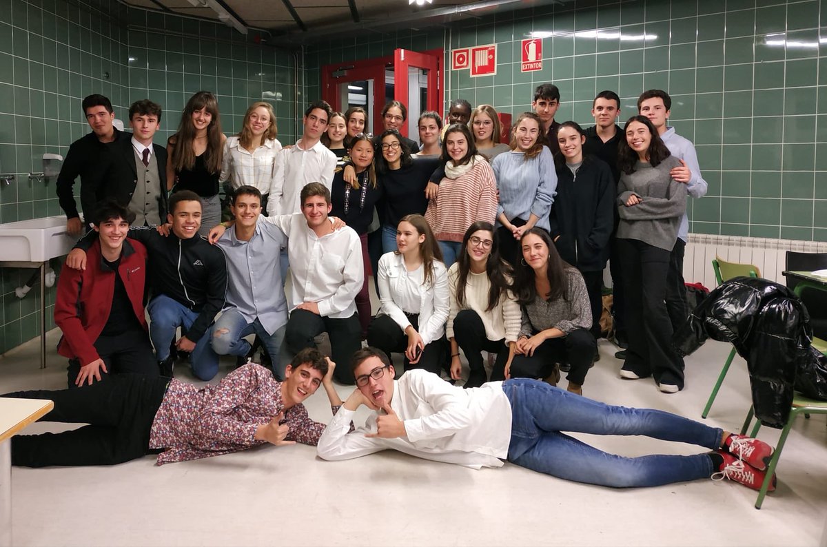 InsMBlancafort's tweet photo. Aquesta tarda els alumnes de #2ndebatxillerat han exposat els seus treballs de recerca. Felicitats a tots per la feina feta! #TR #TRECS https://t.co/JbSlEDITDx