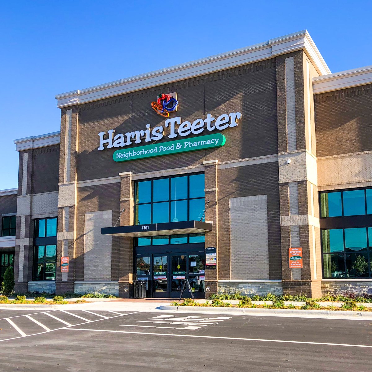 The @HarrisTeeter at Riverbend Village in Mountain Island held opened today! The new store is 78,000 SF... it's kind of a big dill 😉

#landlordrep #grandopening #harristeeter #riverbendvillage #myharristeeter #mountainisland