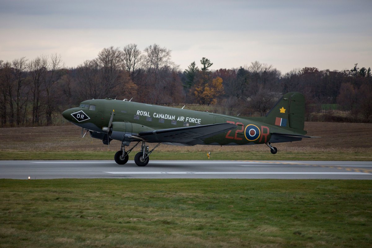 CadetsOnt's tweet photo. VOL HISTORIQUE POUR LES CADETS DE L'AIR ONTARIO

Les cadets de @540GoldenHawks ont participé à un vol au-dessus des régions de Toronto, Hamilton et Niagara dans un avion C-47 Dakota de la Seconde Guerre mondiale le week-end dernier. #CadetsAviation #HistoireARC #ARC #ARCFier https://t.co/yWCLdkWeSp