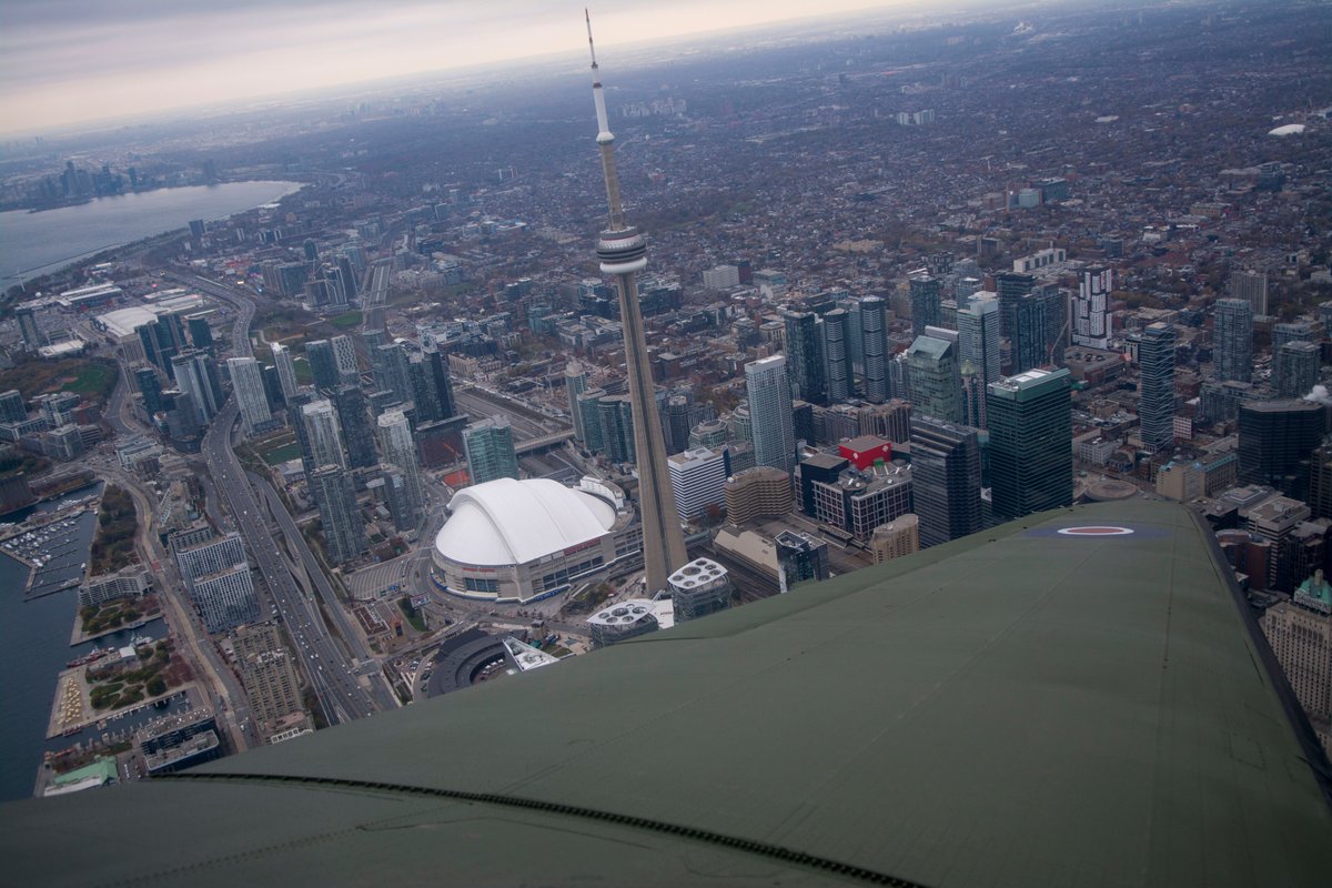 CadetsOnt's tweet photo. VOL HISTORIQUE POUR LES CADETS DE L'AIR ONTARIO

Les cadets de @540GoldenHawks ont participé à un vol au-dessus des régions de Toronto, Hamilton et Niagara dans un avion C-47 Dakota de la Seconde Guerre mondiale le week-end dernier. #CadetsAviation #HistoireARC #ARC #ARCFier https://t.co/yWCLdkWeSp