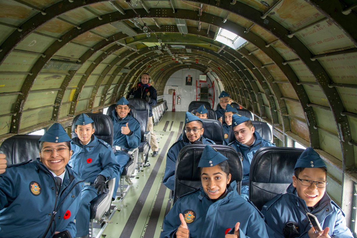 CadetsOnt's tweet photo. VOL HISTORIQUE POUR LES CADETS DE L'AIR ONTARIO

Les cadets de @540GoldenHawks ont participé à un vol au-dessus des régions de Toronto, Hamilton et Niagara dans un avion C-47 Dakota de la Seconde Guerre mondiale le week-end dernier. #CadetsAviation #HistoireARC #ARC #ARCFier https://t.co/yWCLdkWeSp