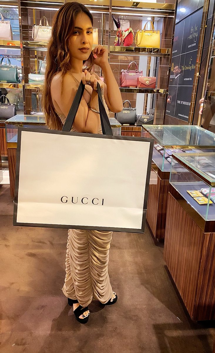 Nehhaamalik's tweet photo. The Quickest way to know a girl is to go shopping with her ✌️🥰
#yourchoiceshowsyourstyle ✌️
#latebirthdaygift #newbag #newhandbag #guccibag #newbaghappiness #gucci #guccilover #guccistore #palladiummall #pheonixmallmumbai #sundayshopping #sundaydiaries #shopholic #NehaMalik https://t.co/fXIs6bPUcx