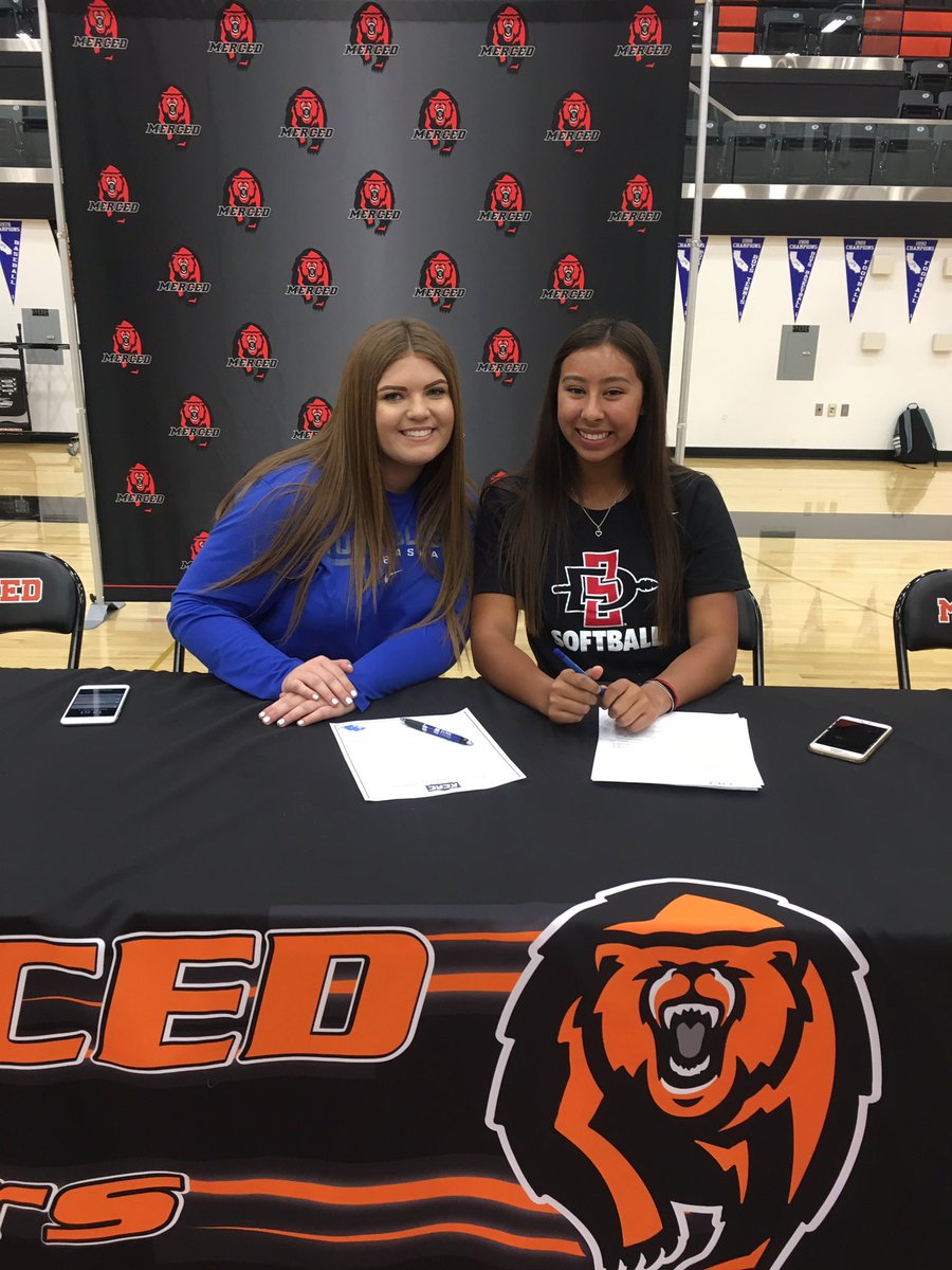 BearsAVID's tweet photo. AVID is so proud of our two seniors 🥎🥎 https://t.co/R0MAiyoTcG