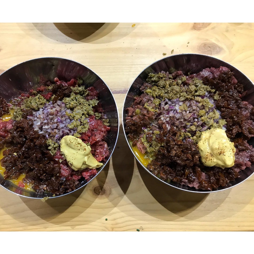 Shybarum's tweet photo. Sí, es #steaktartar, pero cuál es la diferencia entre los dos?
Uno, preparado con lomo de #corzo de @CARNICASDIBESL y el otro, con vaca de @discarlux 🔝🔝🔝🔝
Preparado por @pacocinillas durante #Gastrónoma19 en nuestro stand

#Shybarum #distribucionvalencia https://t.co/3haZl1LBrz