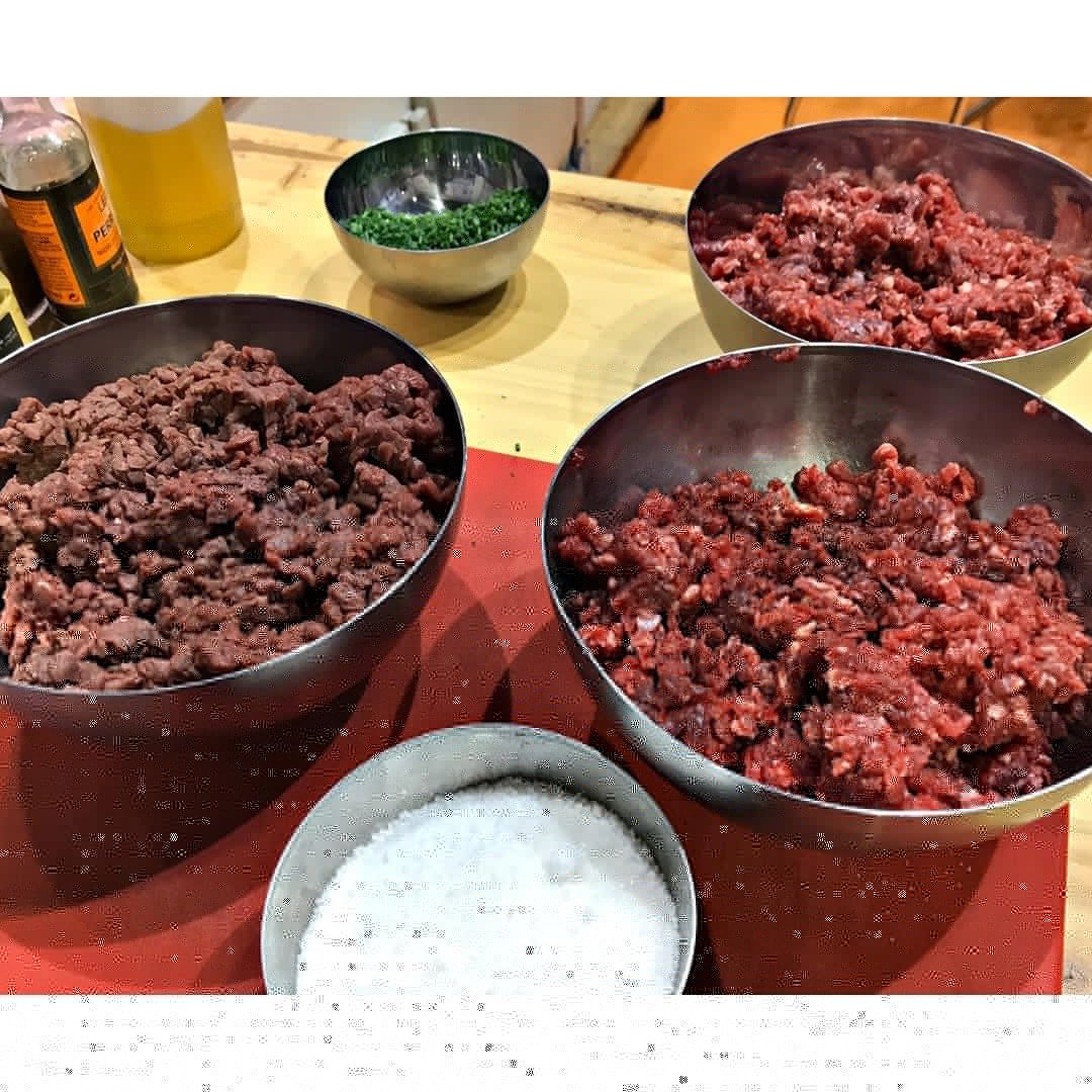Shybarum's tweet photo. Sí, es #steaktartar, pero cuál es la diferencia entre los dos?
Uno, preparado con lomo de #corzo de @CARNICASDIBESL y el otro, con vaca de @discarlux 🔝🔝🔝🔝
Preparado por @pacocinillas durante #Gastrónoma19 en nuestro stand

#Shybarum #distribucionvalencia https://t.co/3haZl1LBrz