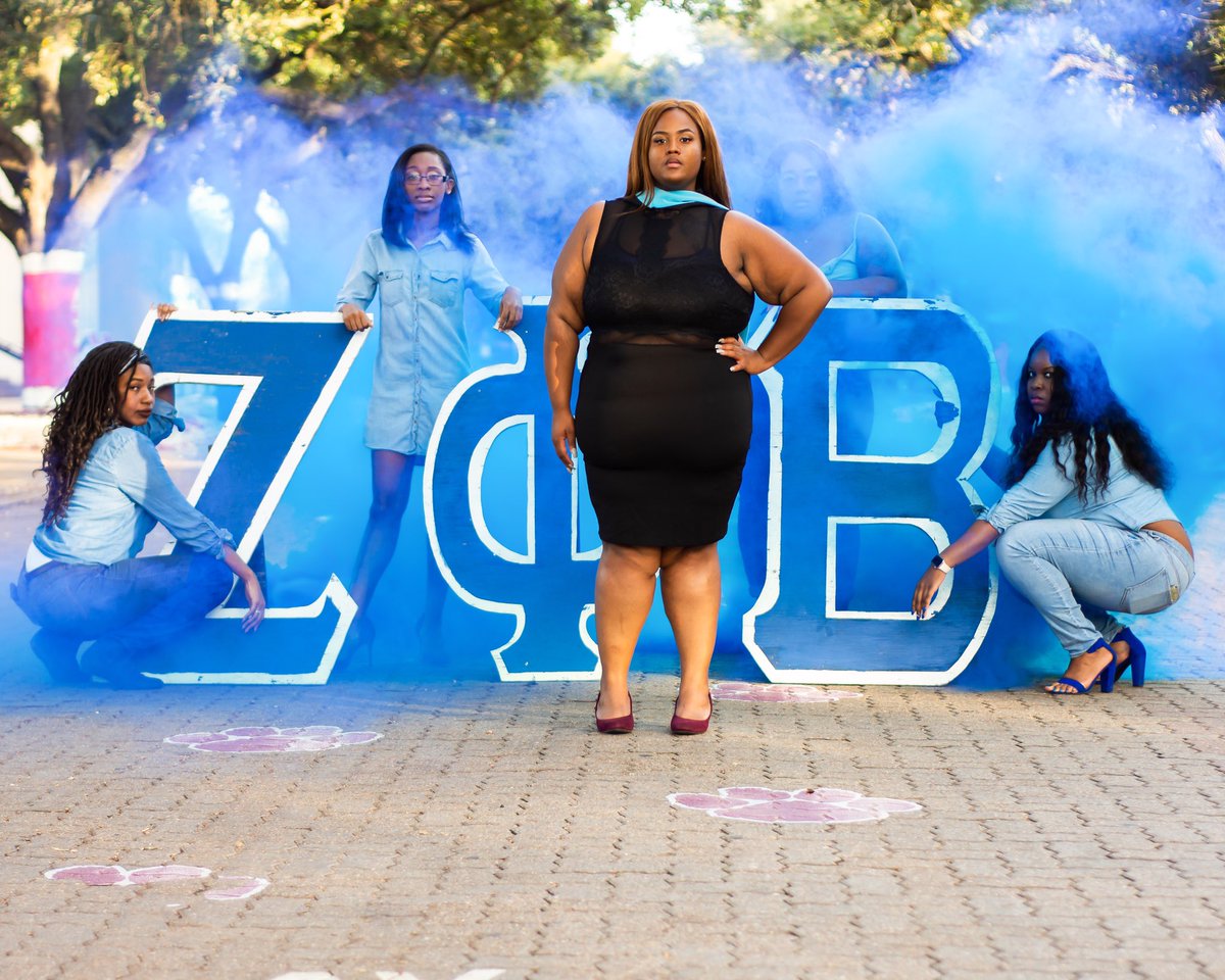 medflixszn's tweet photo. Opened my lens for a grad session and we Mastered it 🎓!

📸: Medron Visuals. 

#MedronVisuals #TxSU #MatersDegree #ZetaPhiBeta #BlackGirlMagic #WTYGrads #GradSZN https://t.co/aQ9AMIxGcY