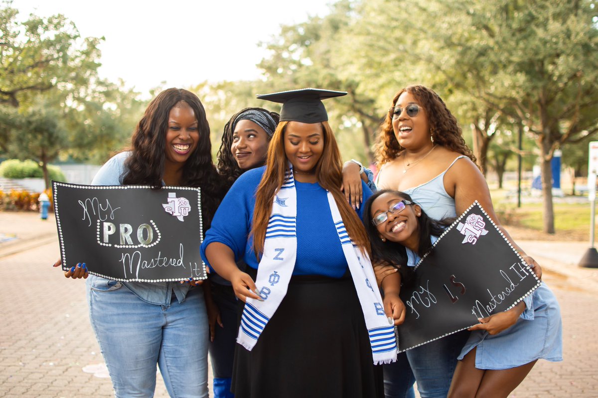 medflixszn's tweet photo. Opened my lens for a grad session and we Mastered it 🎓!

📸: Medron Visuals. 

#MedronVisuals #TxSU #MatersDegree #ZetaPhiBeta #BlackGirlMagic #WTYGrads #GradSZN https://t.co/aQ9AMIxGcY
