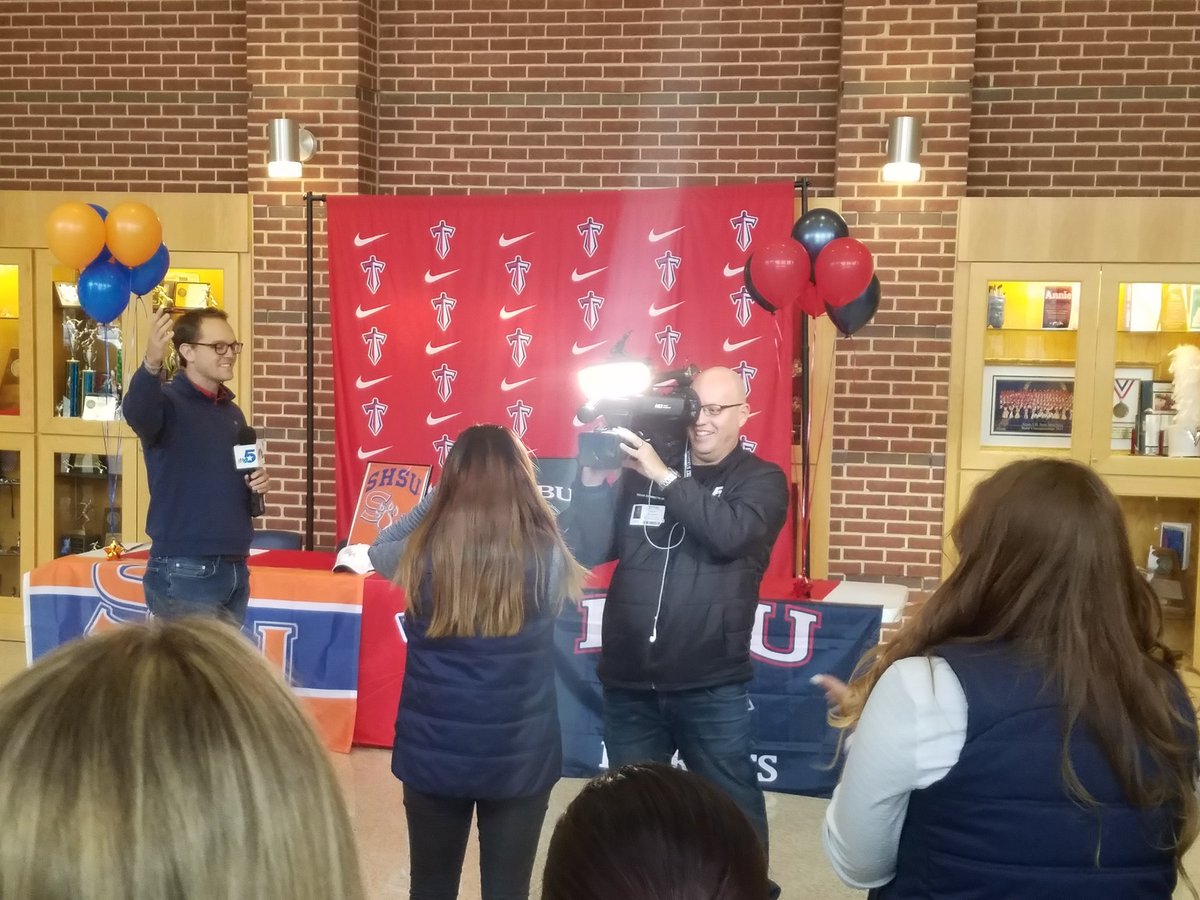 Cen10titans's tweet photo. Such a fun moment: Surprising Lindsey Kim as the Wingstop Scolar Athlete of the month with a $3,000 college scholarship check!!  ❤ #TitanPRIDE #TitanGolf #TitanNation https://t.co/MXdSihQCYh
