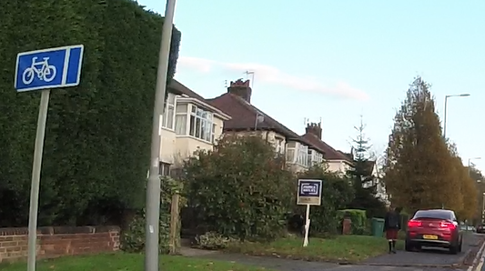 livepedestrian's tweet photo. Liverpool 13/11/2019 15:40 #WooltonRd Children are walking home from school. They are forced to walk in the mud or on the road because of #PavementObstruction https://t.co/ykEf3MDK3R