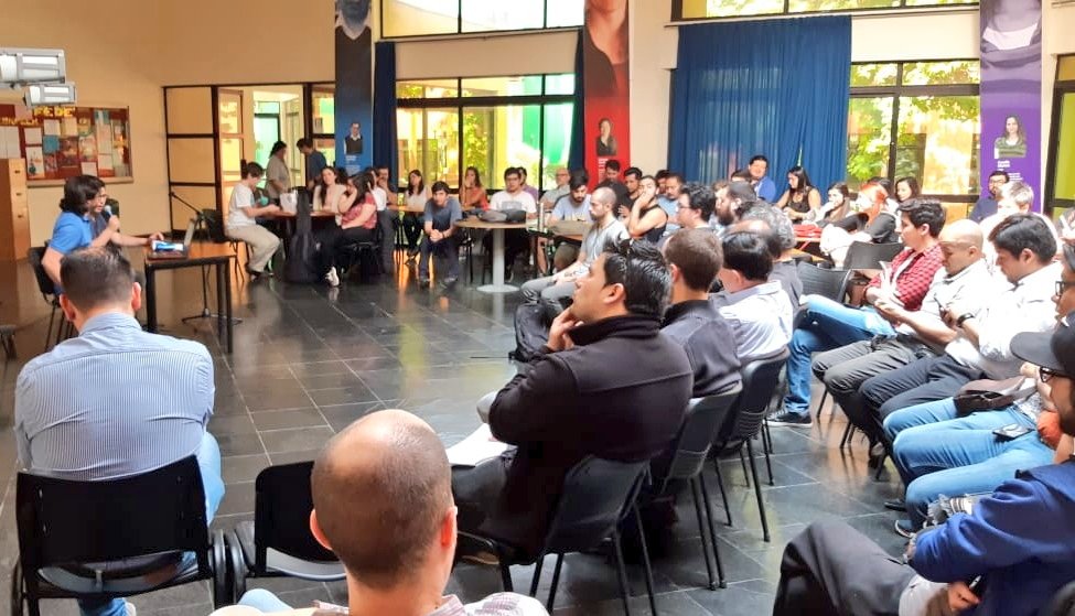 ingUtalca's tweet photo. Estudiantes, funcionarios y académicos de #IngenieríaUTalca se reunieron para conversar sobre la contingencia nacional en  asamblea organizada por la Federación de Estudiantes del Campus #Curico, Fedeut. Hubo diálogo y generación de propuestas para la @utalca y el país https://t.co/3eedL1zZui