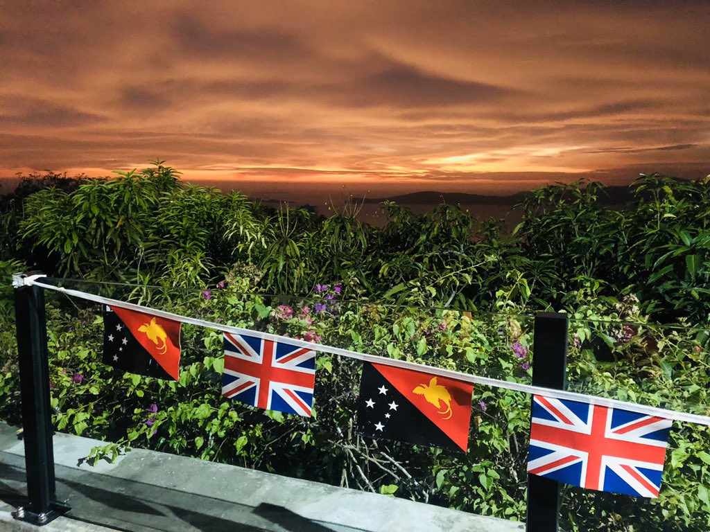 🌅😍🙌 Sunset 🙌😍🌅 
Following another successful day of training and visiting local schools yesterday we spent a lovely evening at the British High Commissioners house here in Port Moresby, Papua New Guinea with <a href="/England_RL/">England Rugby League</a> Women and #GBRLLIONS 😊🏉