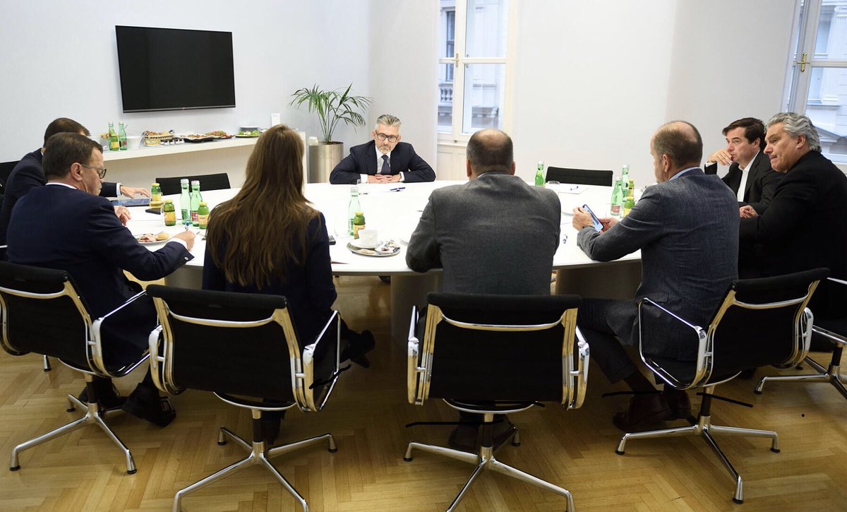 PeterFelsbach's tweet photo. voestalpine-Chef Herbert Eibensteiner in der Runde der Chefredakteure der österreichischen Bundesländerzeitungen: "Die Zeit hat sich geändert (...). Das Team ist gut. Die weltweit 52.000 Mitarbeiter ziehen mit. Das ist positiv.“ @voestalpine 
https://t.co/GmX6b35Otb https://t.co/TP7SFLZrEN