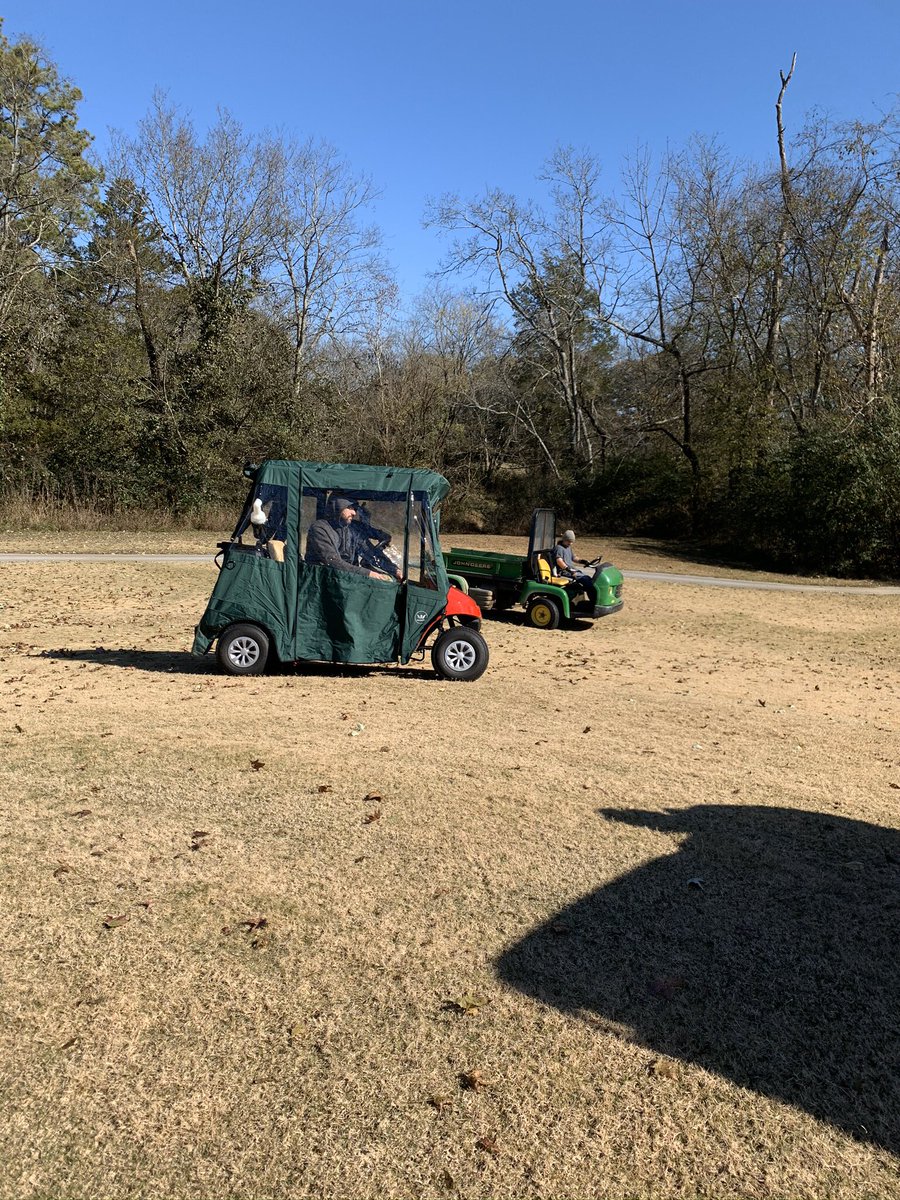 david_clowers's tweet photo. When the ProShop helps takes covers off.#alwaysthankfulforthehelp. #theyarecold https://t.co/DbdxttZsjs