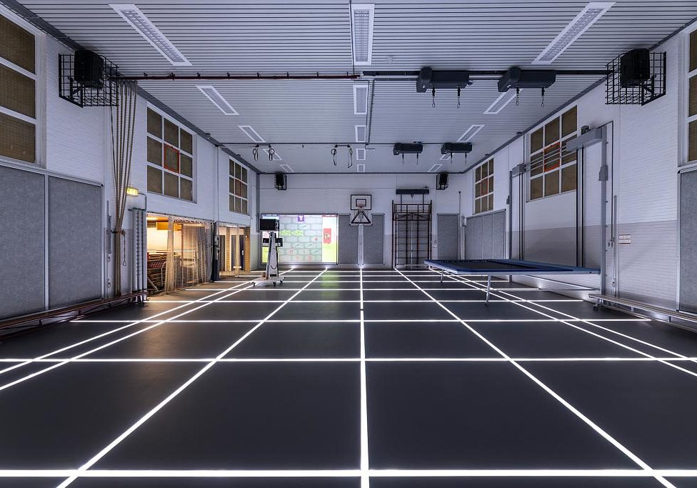 Rotterdam opende vorige week een vernieuwde gymzaal. Van een ouderwetse gymzaal werd een moderne variant gemaakt, met o.a. LED-belijning en een interactieve smartwall. En of dat er mooi uitziet!