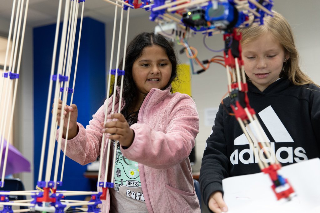 sdaleschools's tweet photo. Representatives from MoreTech visited with EAST students at Parson Hills Elementary. 3rd and 4th grade students had the opportunity to explore the world of robotics and learn how to work and play with robotic arms and launchers! #THEChoice https://t.co/elMLAFqVT1