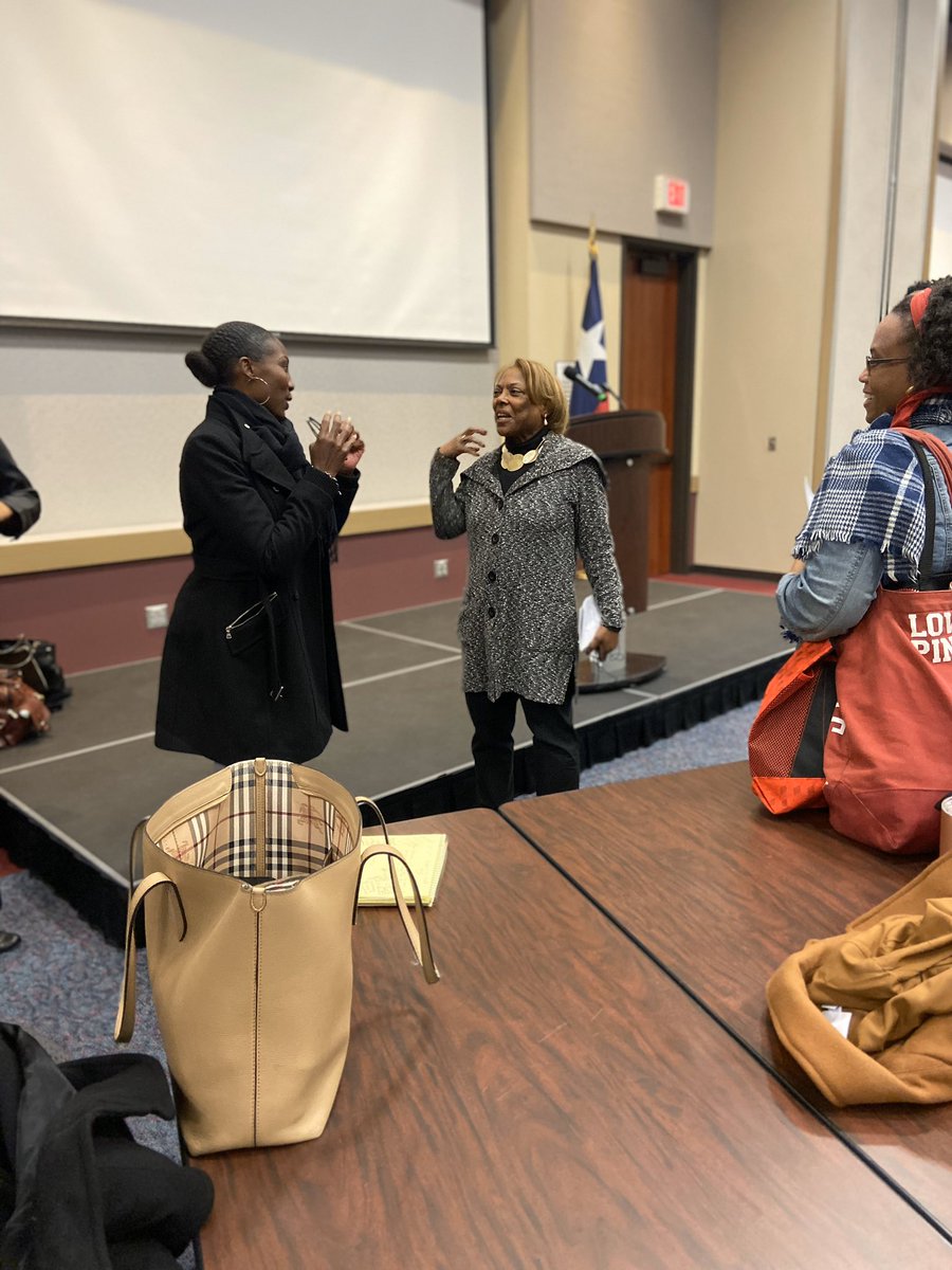 MrsOguntuga's tweet photo. One of the highlights of the day was meeting @JocelynAChadwic @R4RLA #R4RLAConf @tianabean @Kmarieteach @iEDU_2 https://t.co/NT0vNhawci