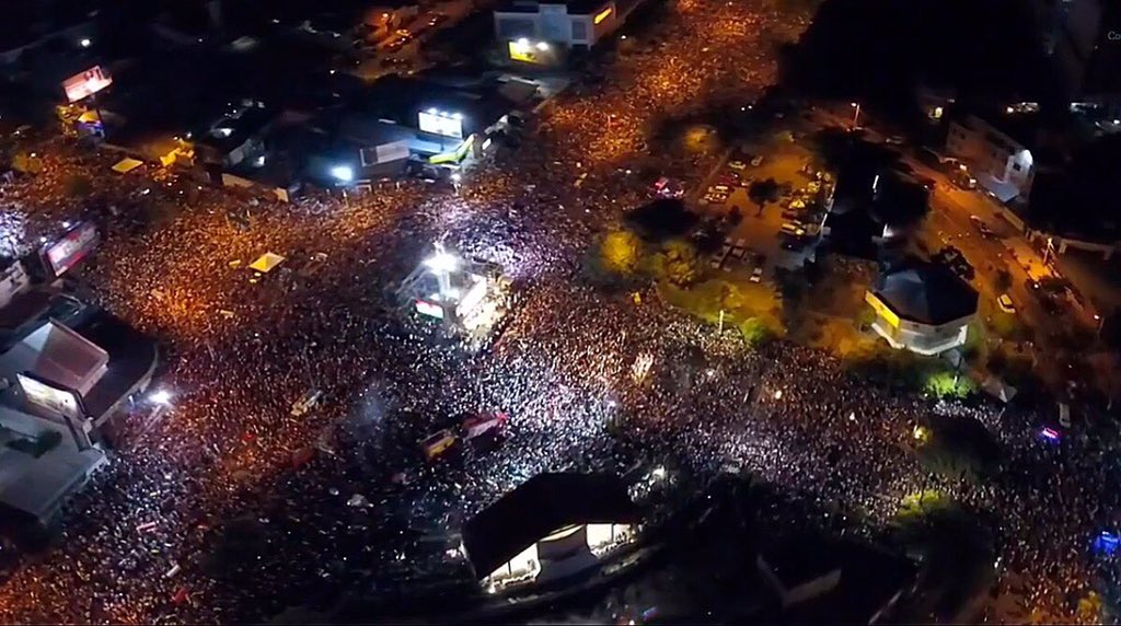 dioalej0's tweet photo. @TeenageDeadbeat I’m Bolivian and this false Coup is the best fantasy history of #EvoMorales .This is a Picture of everyone celebrating today, for the constitucional transition president which will be new elections without fraud and transprentes.
Msg me if you want more info https://t.co/peIxg9eeiG