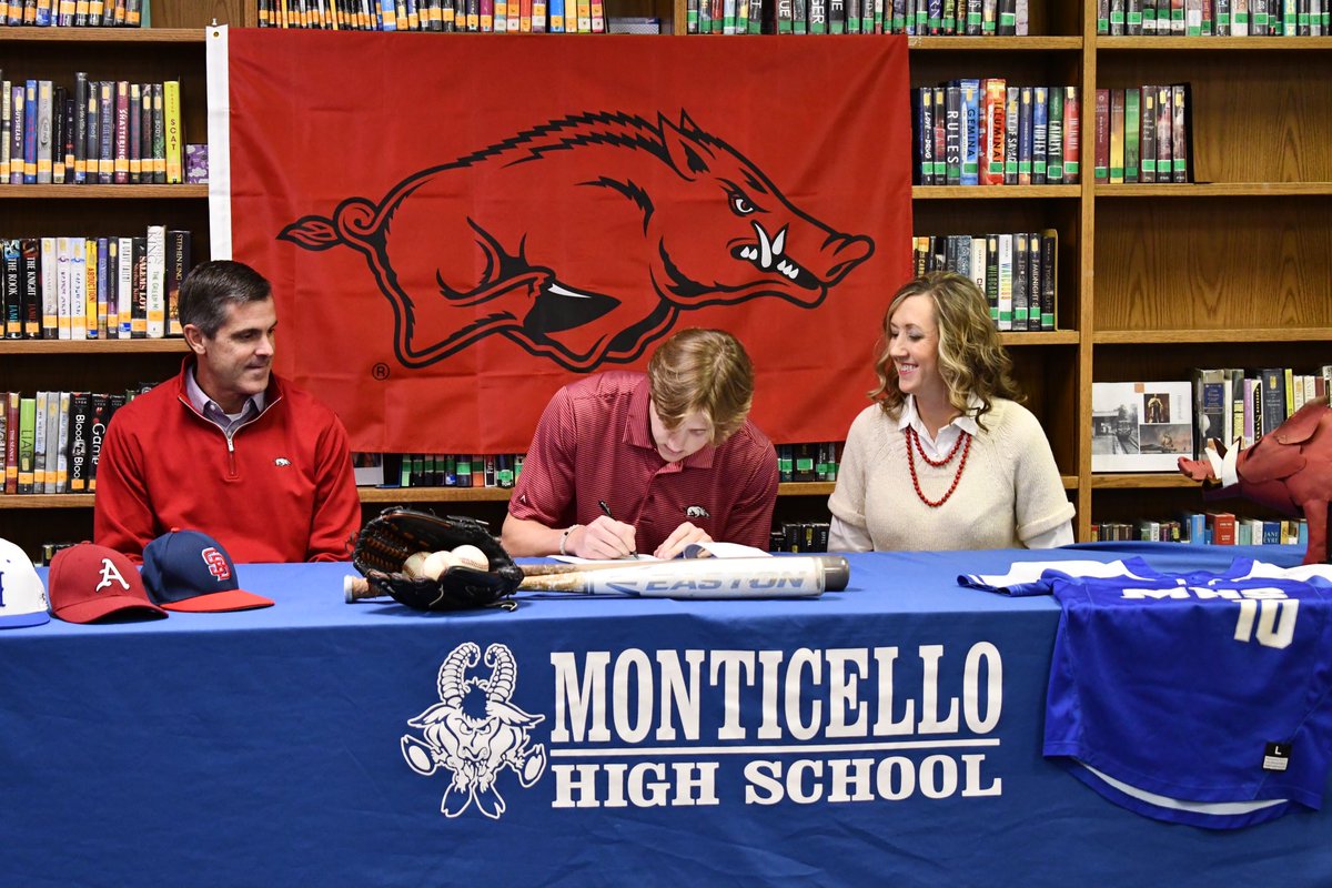 NickGriffin_10's tweet photo. Officially a hog!! #WPS @RazorbackBSB https://t.co/MqrJli5gU3