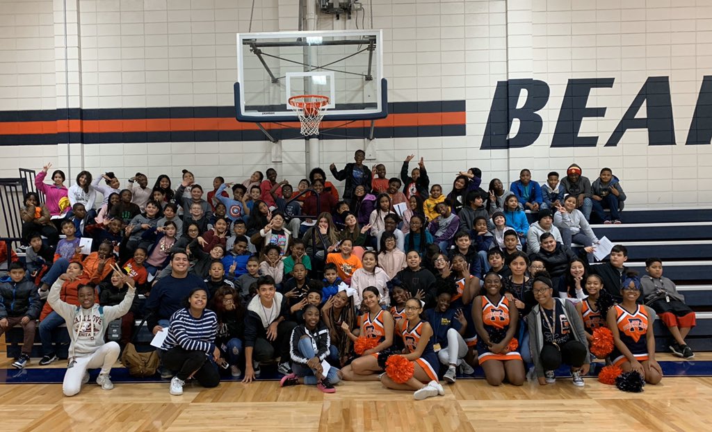 mspoche_HE's tweet photo. A beautiful visit to RSMS to introduce our 5th graders to middle school. Loved that the 8th graders led our students in their visit.  What great role models!!!@Mrs_Yurandez @GwenL98 @CedilloIleana @HE_Room501 @HumbleISD_HE @SMRob_Counselor @HumbleISD_SMS https://t.co/vALdrOZqLy