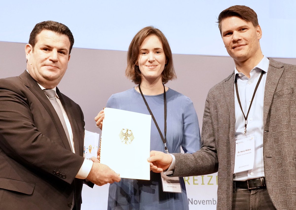 Gestern wurde der @BVG_BerlKoenig mit dem 2. #Bundesteilhabepreis ausgezeichnet. Was für eine Ehre, insbesondere bei den vielen tollen Projekten, die sich beworben haben. Trotzdem, es bleibt weiter viel zu tun im Bereich #inklusive Mobilität. Wir bleiben dran! #ondemand #viavan