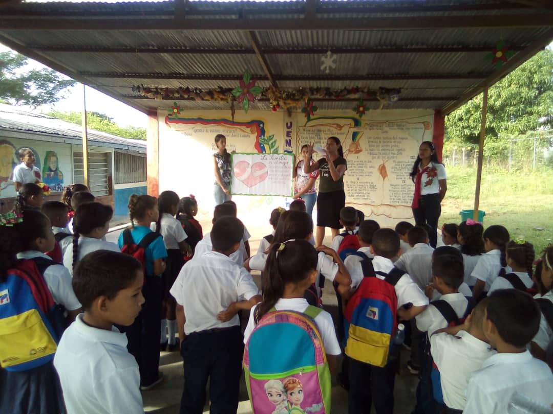 dceupbol1's tweet photo. #Hoy La UEN Teresa Medina en conjunto con el MBF que hace vida en la institución realizó charla y dinámica del abrazo en familia #Bolivar, municipio Piar incentiva #AClasesPorLaPatria https://t.co/El1PLnf6lo