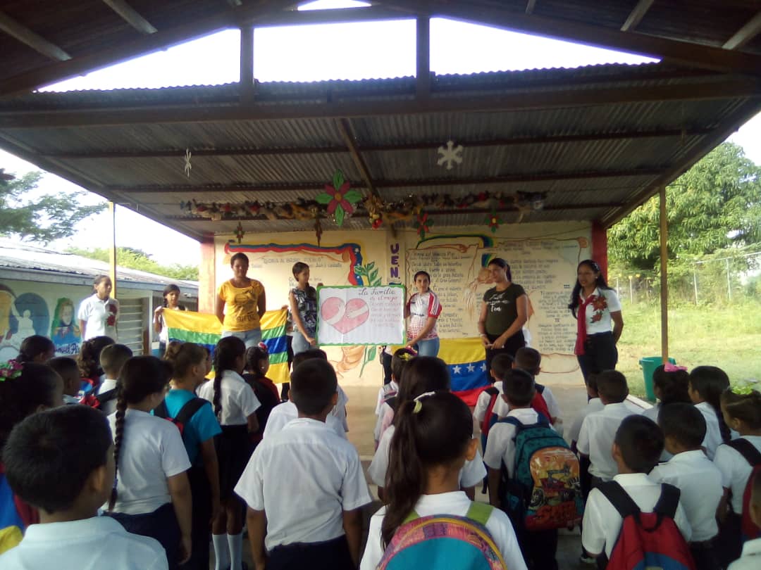 dceupbol1's tweet photo. #Hoy La UEN Teresa Medina en conjunto con el MBF que hace vida en la institución realizó charla y dinámica del abrazo en familia #Bolivar, municipio Piar incentiva #AClasesPorLaPatria https://t.co/El1PLnf6lo