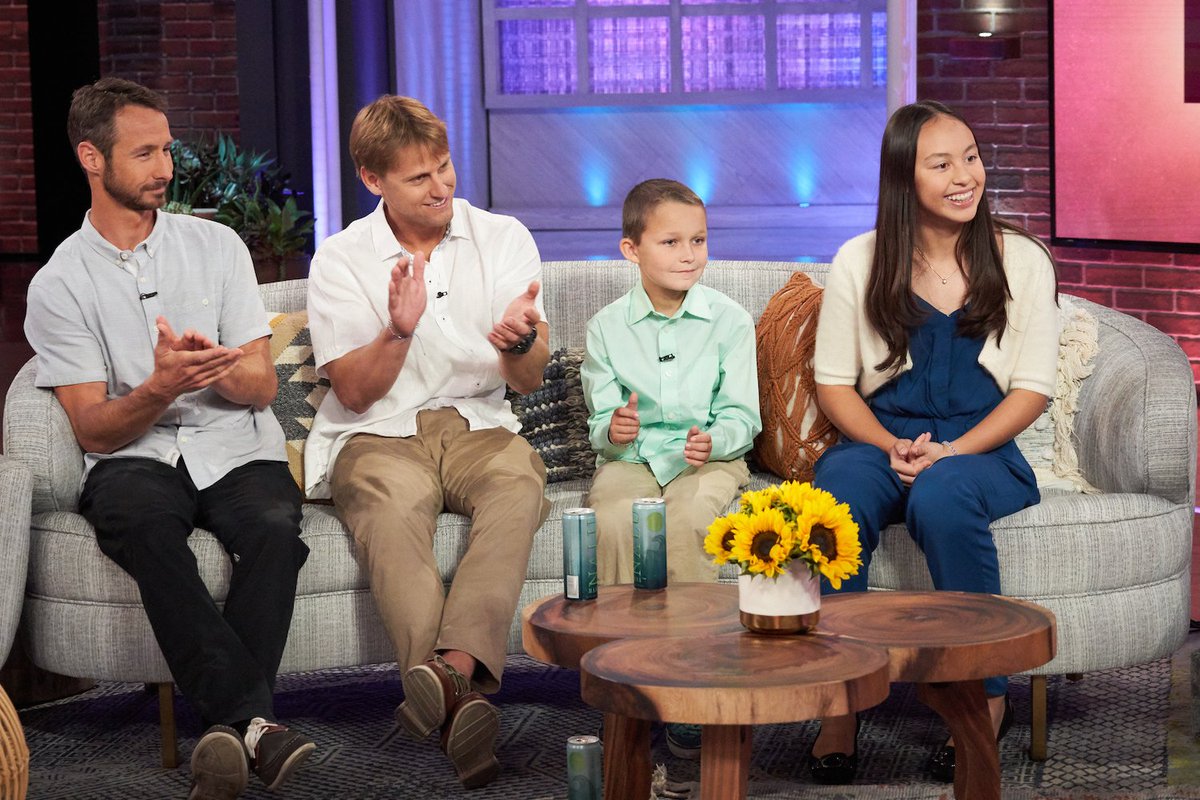 KellyClarksonTV's tweet photo. #RadHumans @4ocean Founders Andrew and Alex have removed more than 7 million pounds of plastic from our oceans and inspired kids like Cash &amp; Chloe to clean up their local areas!

Learn how you can #BreakawayFromPlastic ⬇️ 
WATCH: https://t.co/rMIElJ4PmA

#KellyClarksonShow https://t.co/SSdAIMjeeT