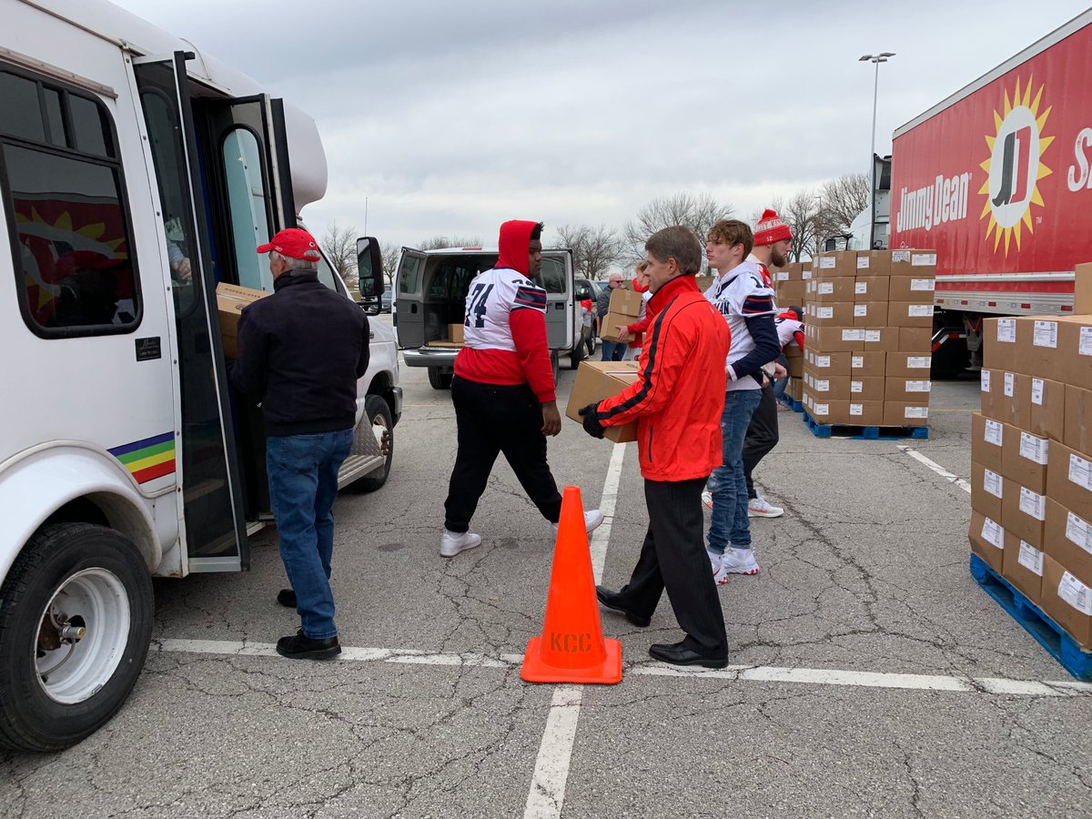 HarvestersORG's tweet photo. We're grateful to Ambassadors of Compassion and others who helped with a big food distribution today! Thanks to Tyson Foods for donating chicken to provide 100,000 meals! Clark Hunt, and players from @chiefs &amp; Truman High School helped load vehicles. https://t.co/5SrqHDOiUk