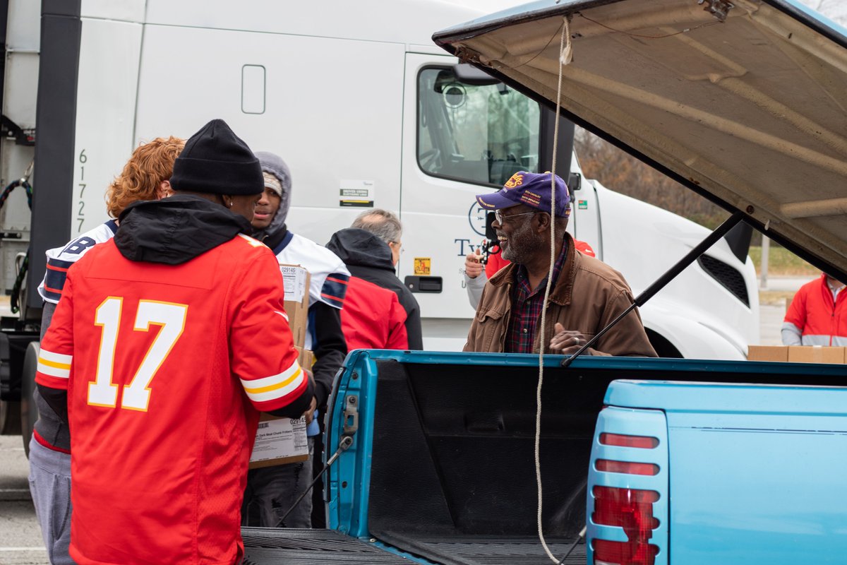 HarvestersORG's tweet photo. We're grateful to Ambassadors of Compassion and others who helped with a big food distribution today! Thanks to Tyson Foods for donating chicken to provide 100,000 meals! Clark Hunt, and players from @chiefs &amp; Truman High School helped load vehicles. https://t.co/5SrqHDOiUk