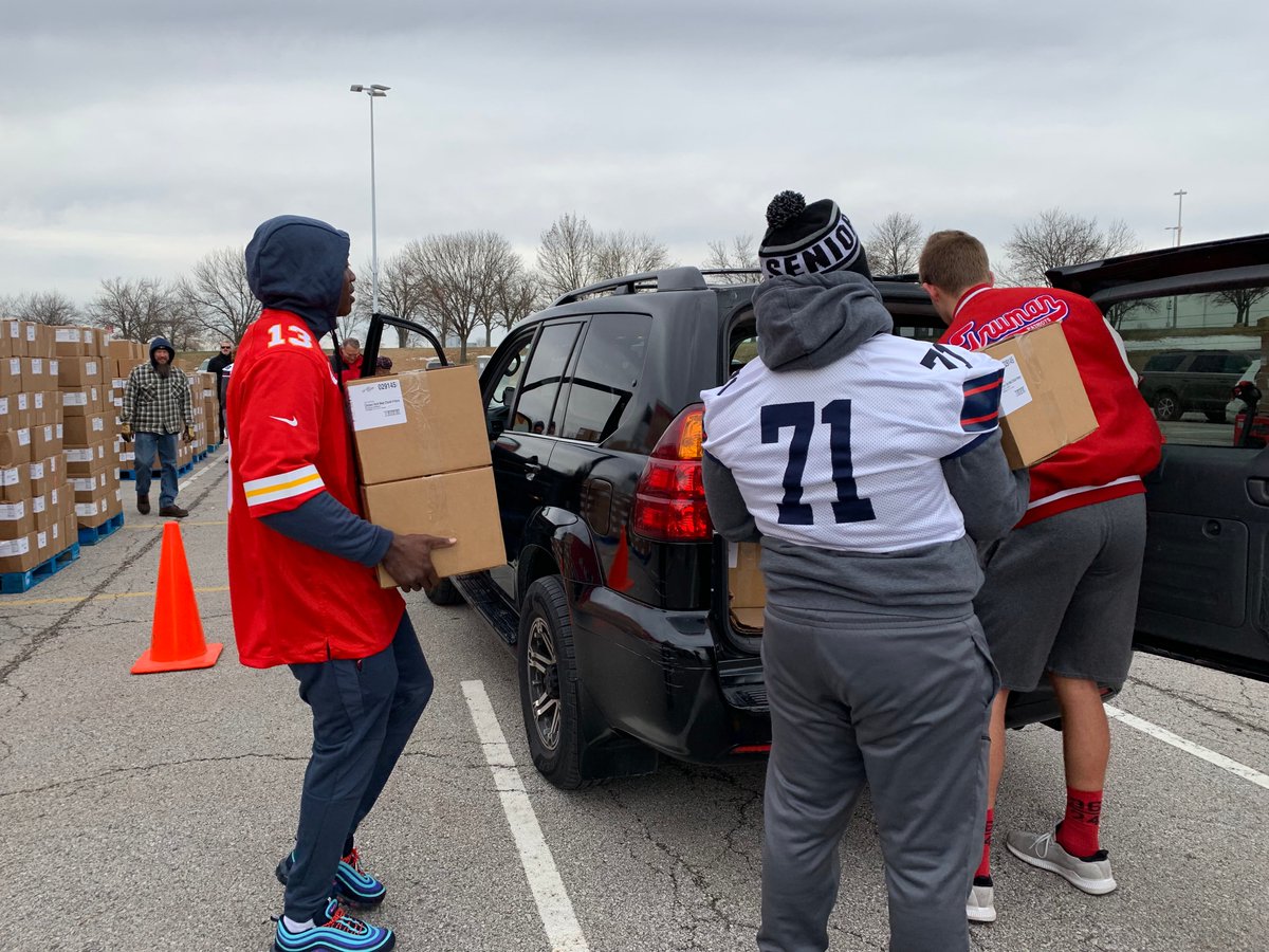 HarvestersORG's tweet photo. We're grateful to Ambassadors of Compassion and others who helped with a big food distribution today! Thanks to Tyson Foods for donating chicken to provide 100,000 meals! Clark Hunt, and players from @chiefs &amp; Truman High School helped load vehicles. https://t.co/5SrqHDOiUk