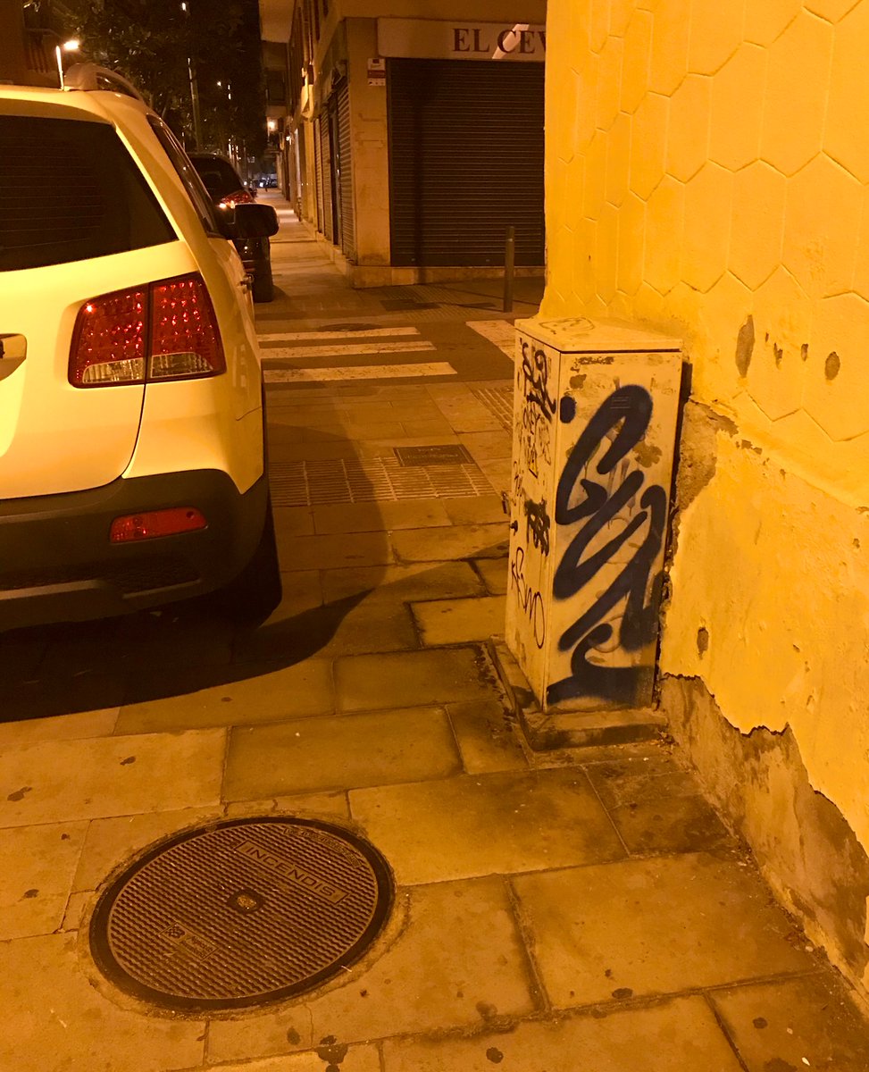 LLafron's tweet photo. Si els cotxes aparquen com volen, no estan pensant en la resta de ciutadans. Aquest es un carrer peatonal del meu barri i sempre hi ha cotxes damunt la vorera que prohibeixen que hi hagi l’espai necessari per als peatons.  #DiversitatFPT #sharediversitat https://t.co/zcNkCF73S7
