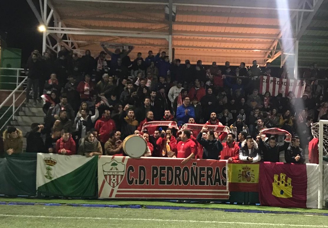 FotoAndresParra's tweet photo. No puede haber ni el menor reproche a los nuestros. Se han dejado el alma pero hoy no ha sido el día.
Sólo recuperar y seguir más fuertes. 
@CD_Pedroneras es la ostia joder. 
A seguir luchando, que nos quedan muchos sueños.
Vamos @frenTpedroneras, vamos Ajeros 💪🏼. #SoñamosJuntos https://t.co/FPN10SRiWt