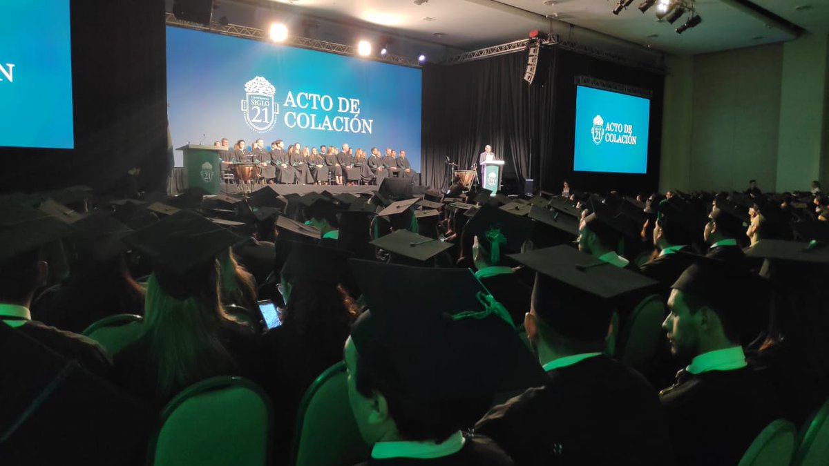 LaSiglo21's tweet photo. Nuevos profesionales capaces de llevar sus valores a la consolidación de una sociedad cada vez más democrática, solidaria, ética y productiva ¡Felicitaciones a todos ellos! #SoyEgresado21 https://t.co/AvJdbj7oGO