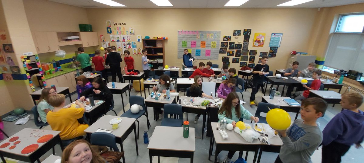 MsCollettsClass's tweet image. Work has begun on our science projects! #busybees #sixthgradefun #exploringspace