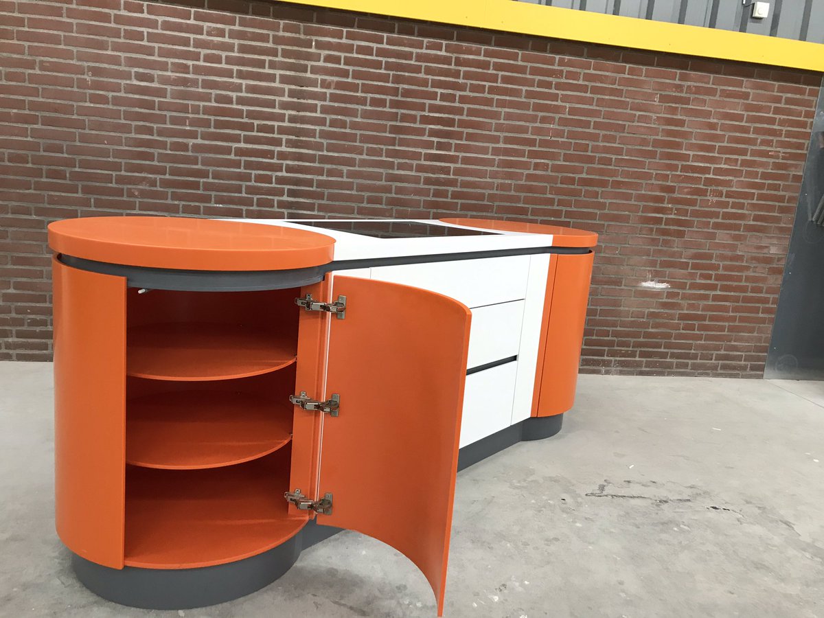 Arinda_C's tweet photo. @bergeijkgem Samen met Bergeijkse ondernemers op bedrijfsbezoek bij Bone Interieurwerken. Kunnen zij het maken? Nou en of! Trots op weer zo’n mooi maakbedrijf! https://t.co/KG57odQtky