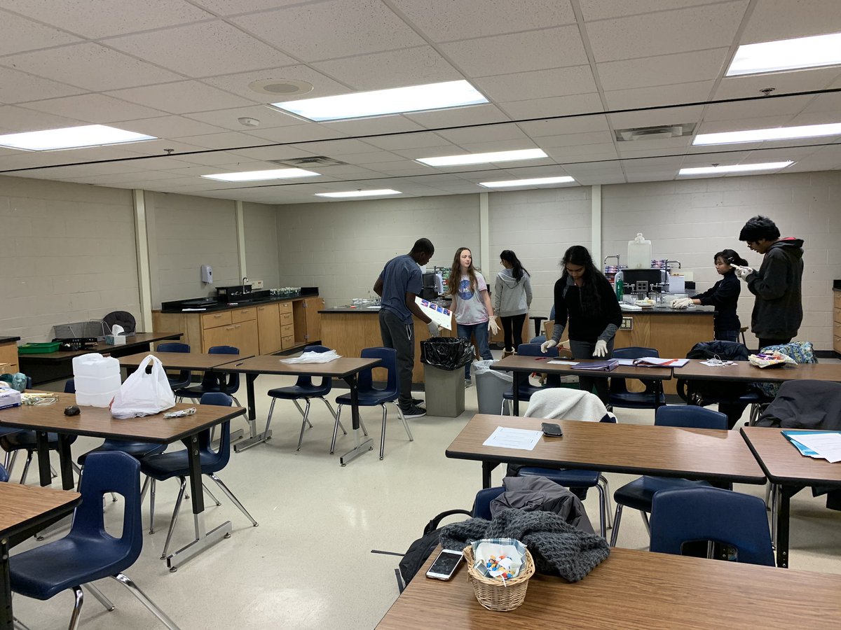 RHSSNHS's tweet photo. Science NHS students taking time off from their afternoon to clean up a lab for Mr.Stanick. Science NHS helping the science department with its best Falcon Science students! #RCSRHSFalcons @MrWrinkleRHS @RHSFalcons https://t.co/Xl6c4ncSCc