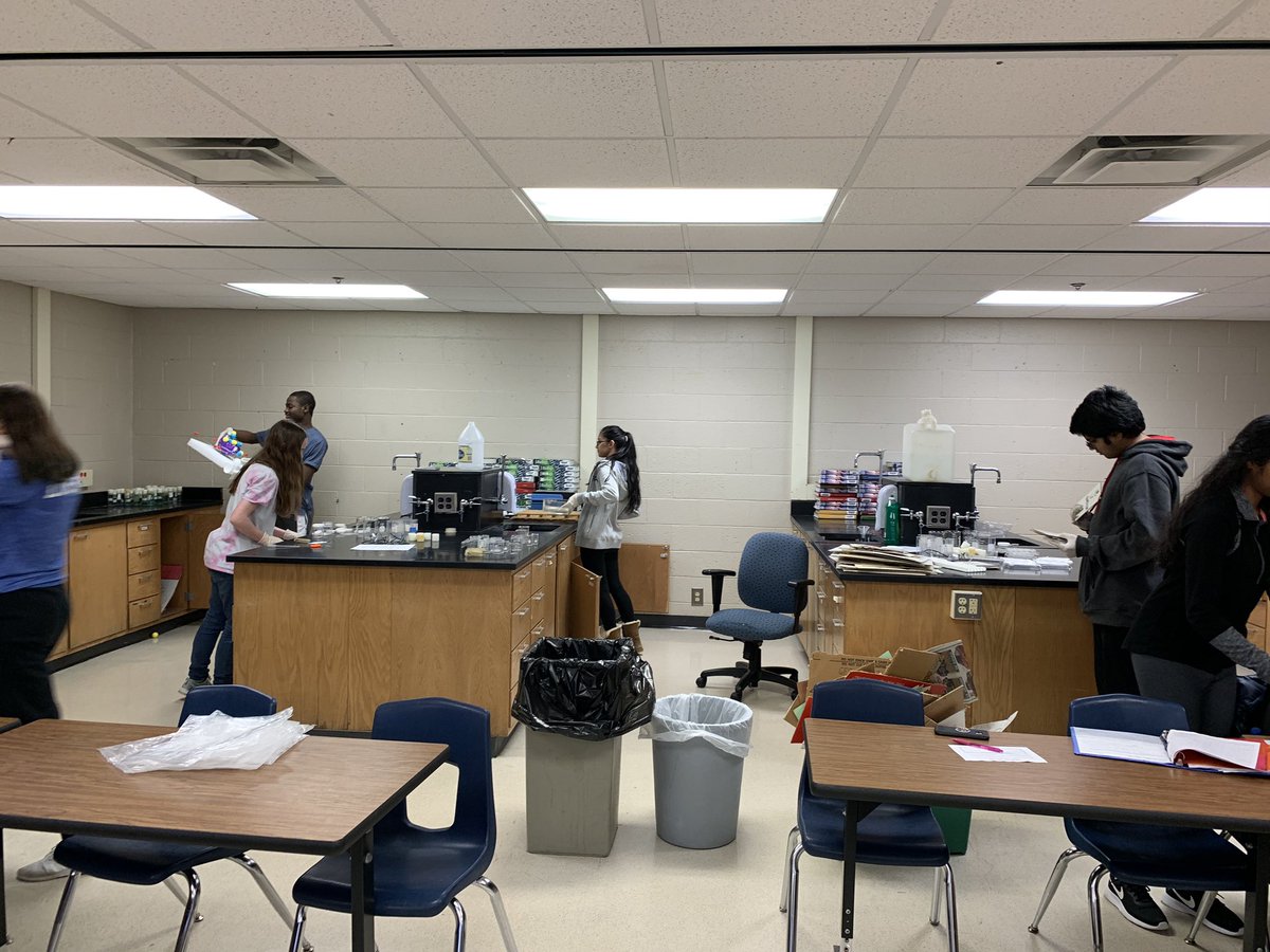 RHSSNHS's tweet photo. Science NHS students taking time off from their afternoon to clean up a lab for Mr.Stanick. Science NHS helping the science department with its best Falcon Science students! #RCSRHSFalcons @MrWrinkleRHS @RHSFalcons https://t.co/Xl6c4ncSCc