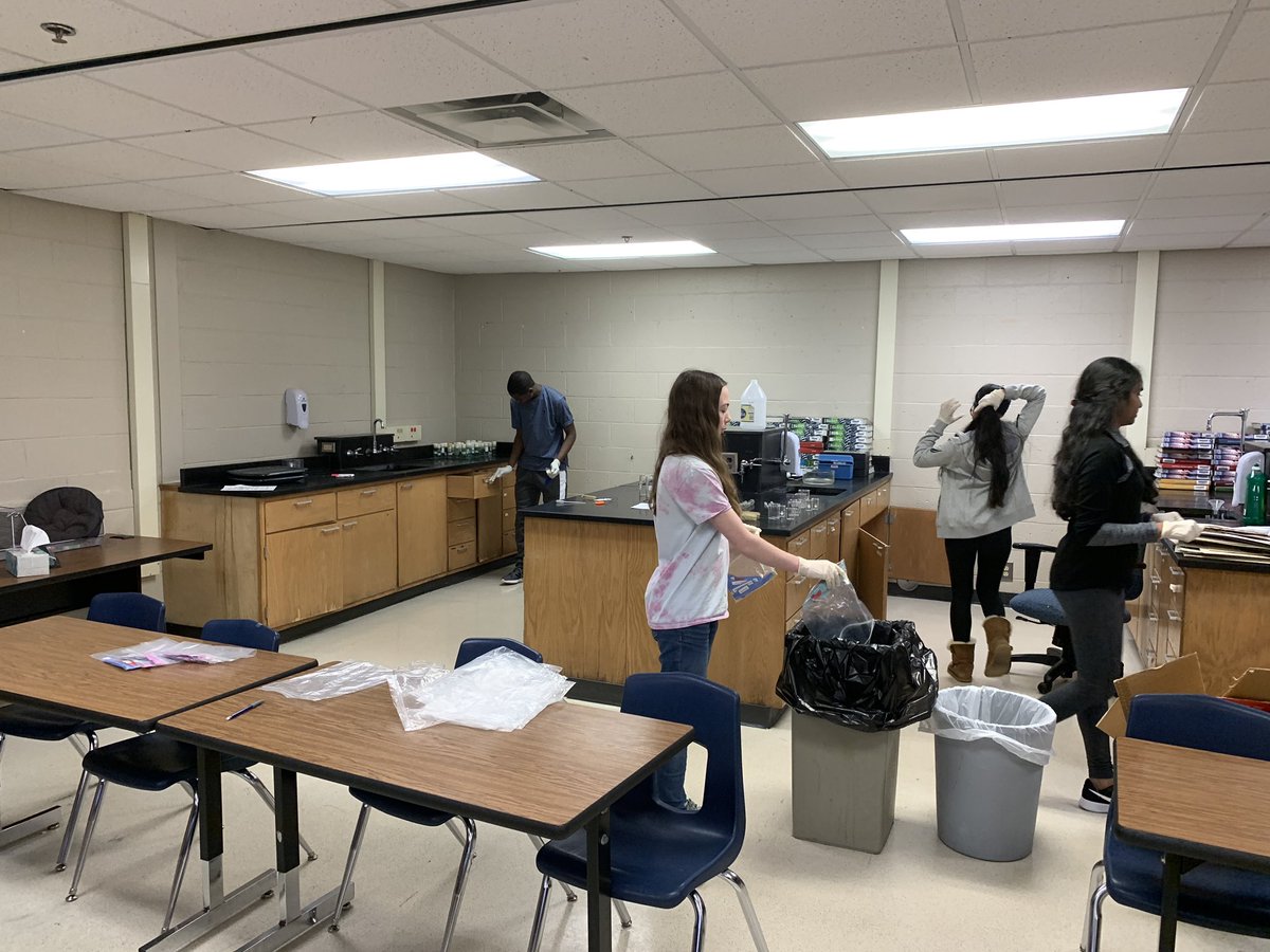 RHSSNHS's tweet photo. Science NHS students taking time off from their afternoon to clean up a lab for Mr.Stanick. Science NHS helping the science department with its best Falcon Science students! #RCSRHSFalcons @MrWrinkleRHS @RHSFalcons https://t.co/Xl6c4ncSCc