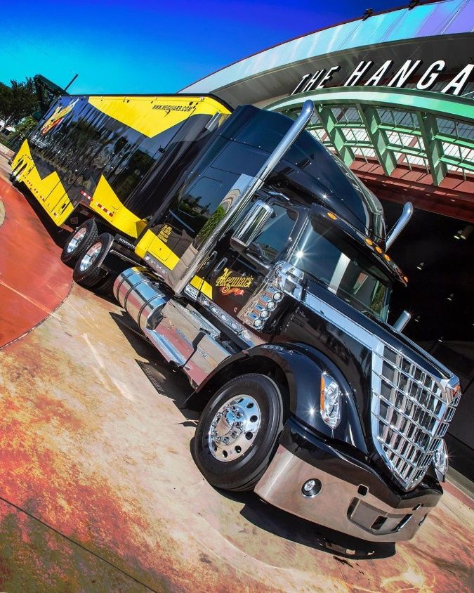 WallaceIntTrks's tweet photo. Now that’s how you make an entrance. 
📷: @meguiars
#Lonestar #Meguiars #LonestarPride #Lonestarlove #BigRig #SemiTruck #InternationalTrucks #ItsUptime #SpotOurStuff https://t.co/QSAyEkUx1x