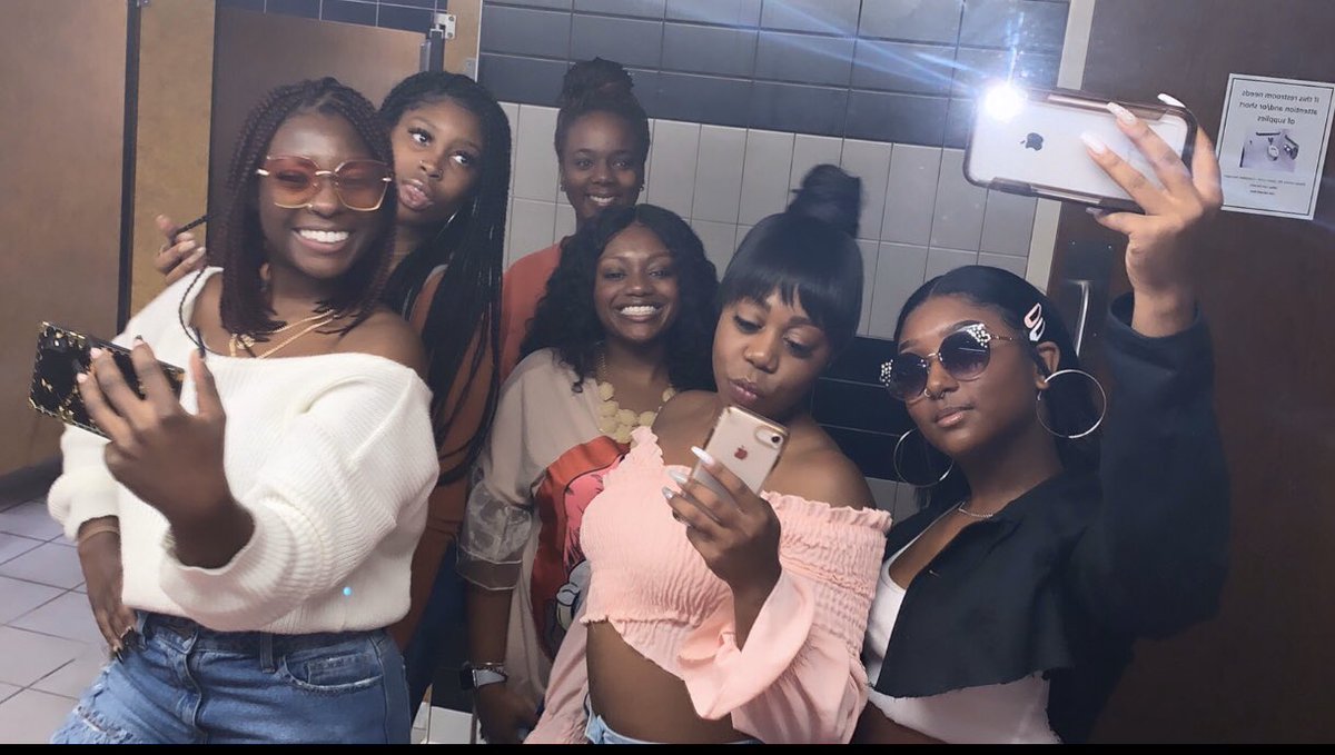 KyReaaal's tweet photo. Not the best pictures but here’s a lil homcoming recap🤩 #tuskegeehomecoming #skegee #FIIHC #TUHC19 https://t.co/VPBsEw7Nhc