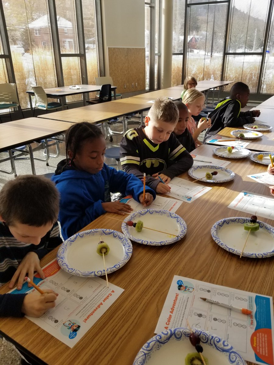 Jules02475's tweet photo. Today we learned about eating the rainbow to help us stay healthy and strong #BPatriotProud #MacOnBoard #SouthSidePride #eattherainbow #trynewthings #yum https://t.co/UzPD1QeocE