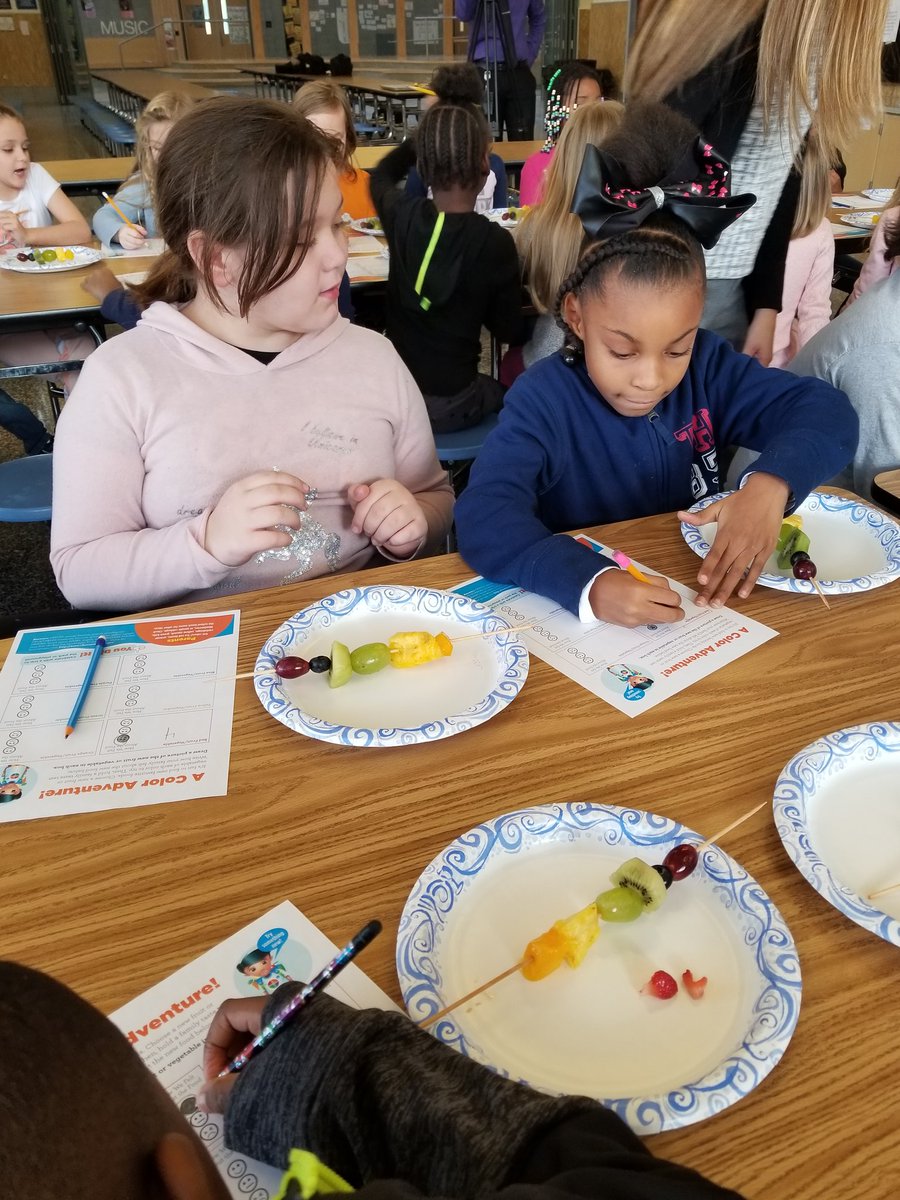 Jules02475's tweet photo. Today we learned about eating the rainbow to help us stay healthy and strong #BPatriotProud #MacOnBoard #SouthSidePride #eattherainbow #trynewthings #yum https://t.co/UzPD1QeocE