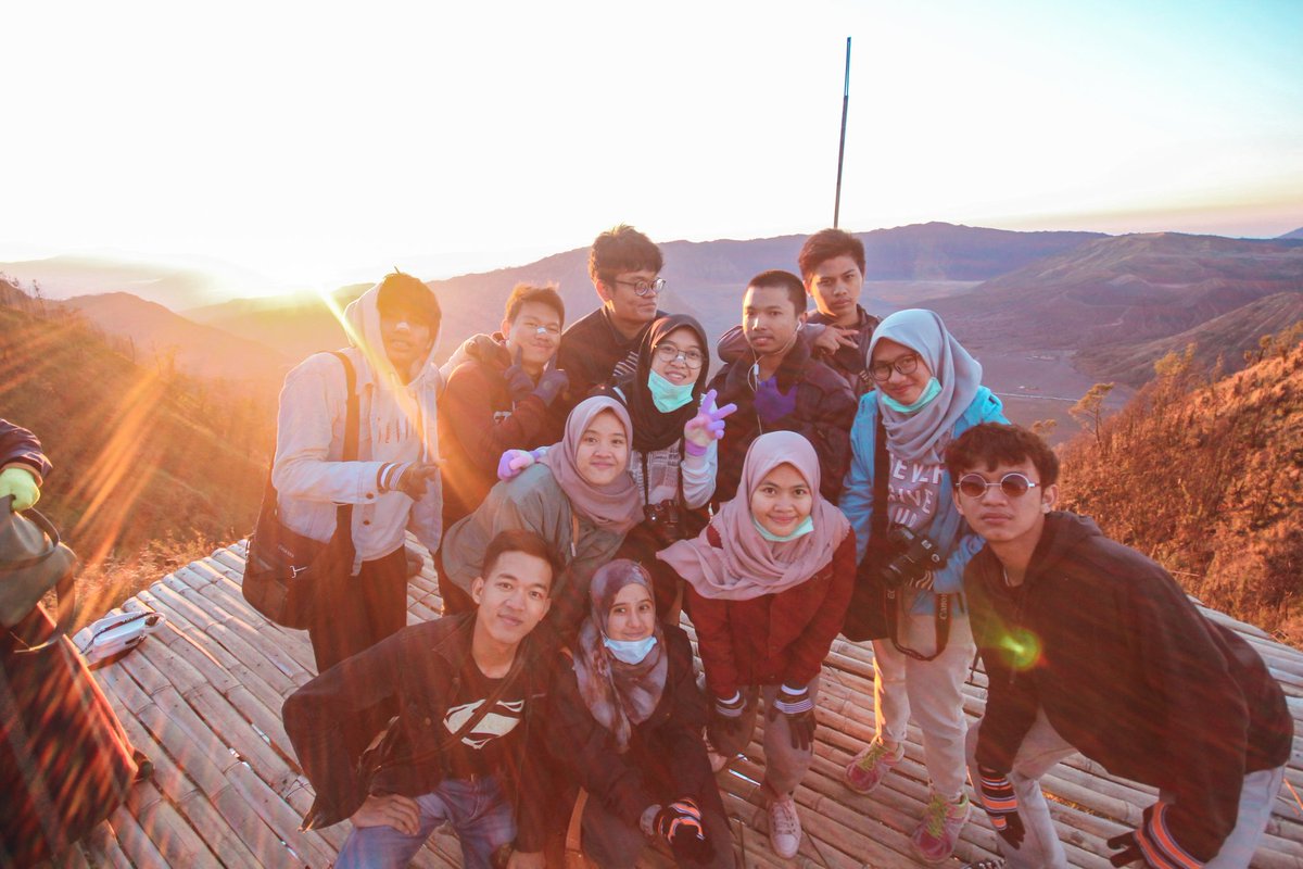 Komwa_ID's tweet photo. Jika tua nanti kita telah hidup masing-masing. Ingatlah hari ini! #morning #sunrise #bromo #tnbts #bukitkingkong https://t.co/M67cihPwTa