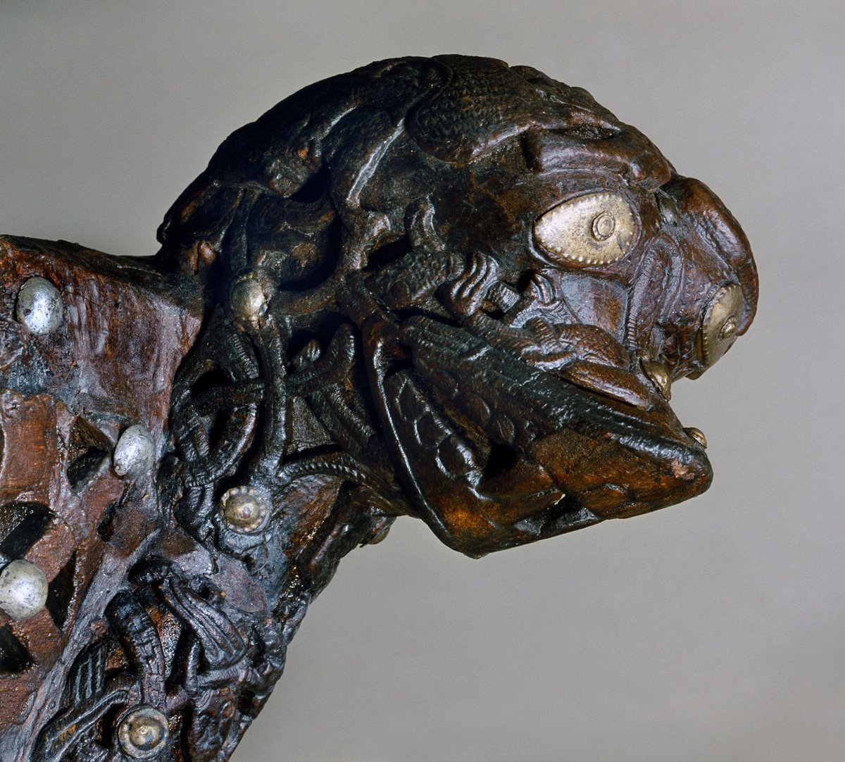 The animal head posts can be compared to some other animal heads found in the same grave. They are somewhat similar to those mounted at the corners of the three ornate sleighs from Oseberg. Photo: Eirik Irgens Johnsen, Ove Holst and others