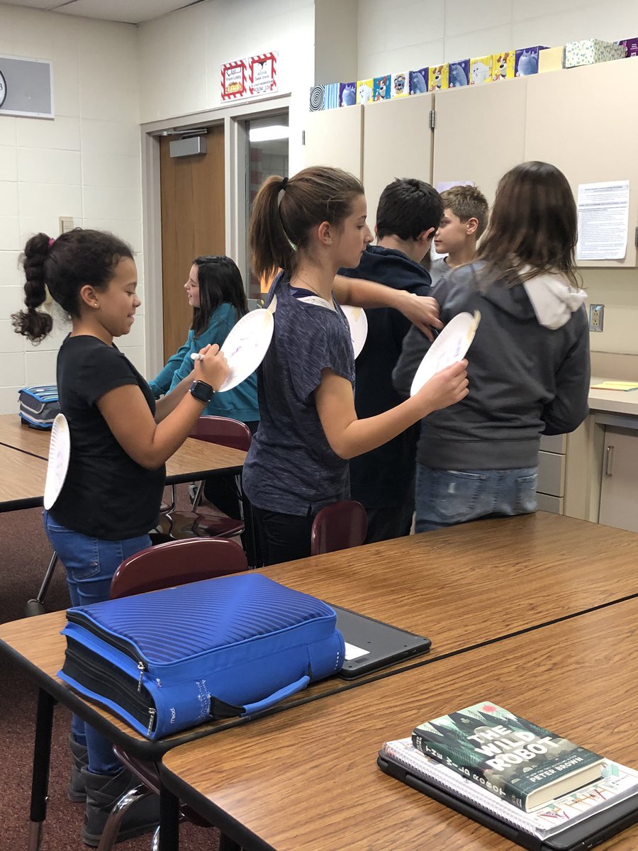 alexandra_dsu's tweet image. Borrowed a kindness lesson from  @drnashscience! Ss wrote on paper plates something positive about their classmates. I’ve never seen so many smiles! 🤩💕 Great way to spend our start class today! #celebratemms #WorldKindessDay @MadisonMSNews @KochCotton @DSUteach