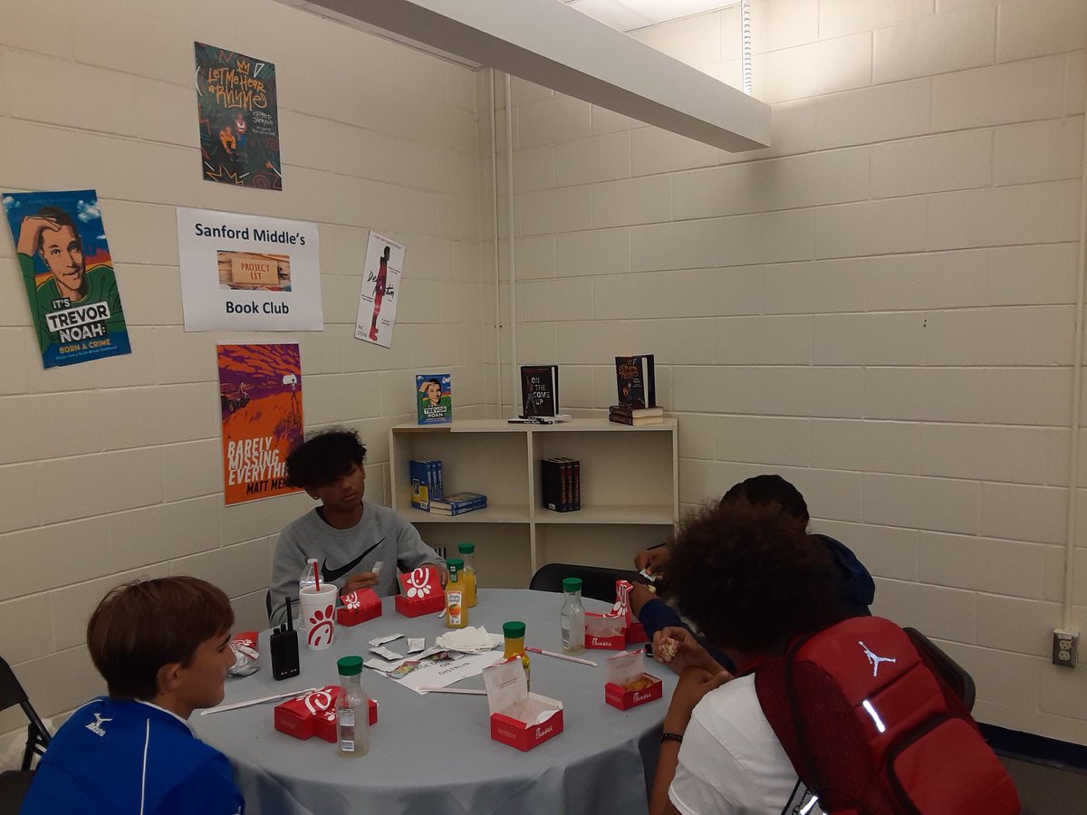 KarenBullard15's tweet photo. @ProjectLITComm "Breakfast and Basketball" with my #ProjectLITbookclub book club members at Sanford Middle School. #SCPSinfo https://t.co/ayJ8pzHLDf