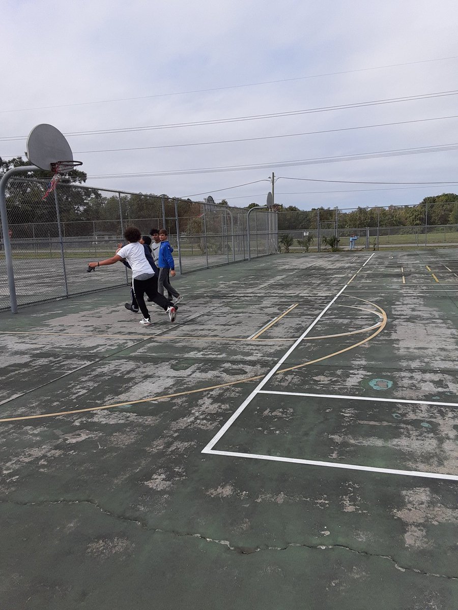 KarenBullard15's tweet photo. @ProjectLITComm "Breakfast and Basketball" with my #ProjectLITbookclub book club members at Sanford Middle School. #SCPSinfo https://t.co/ayJ8pzHLDf