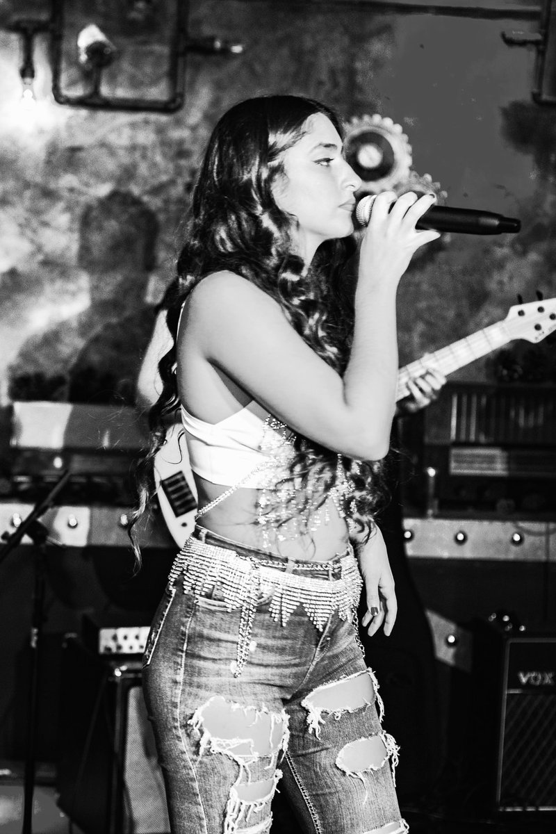 zanazora's tweet photo. haven’t posted a black & white photo in a while so here it is 🥳 #blackandwhitephotography #performancepic #livemusicnyc https://t.co/l1AFtGMod3
