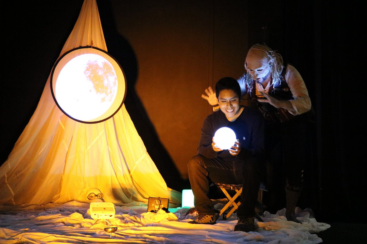 AF_Trujillo1's tweet photo. Continuando con el #NOVTEC tuvimos el espectáculo « Le chant de la lune » una combinación de magia, efectos audiovisuales y teatro. ¡Encantador!
Gracias a:
@lafranceauperou @IFParis @IFnumerique @AFLima_Oficial @mezzalira_n
#novembrenumerique #FranciaenPerú https://t.co/DwcYCpxef3